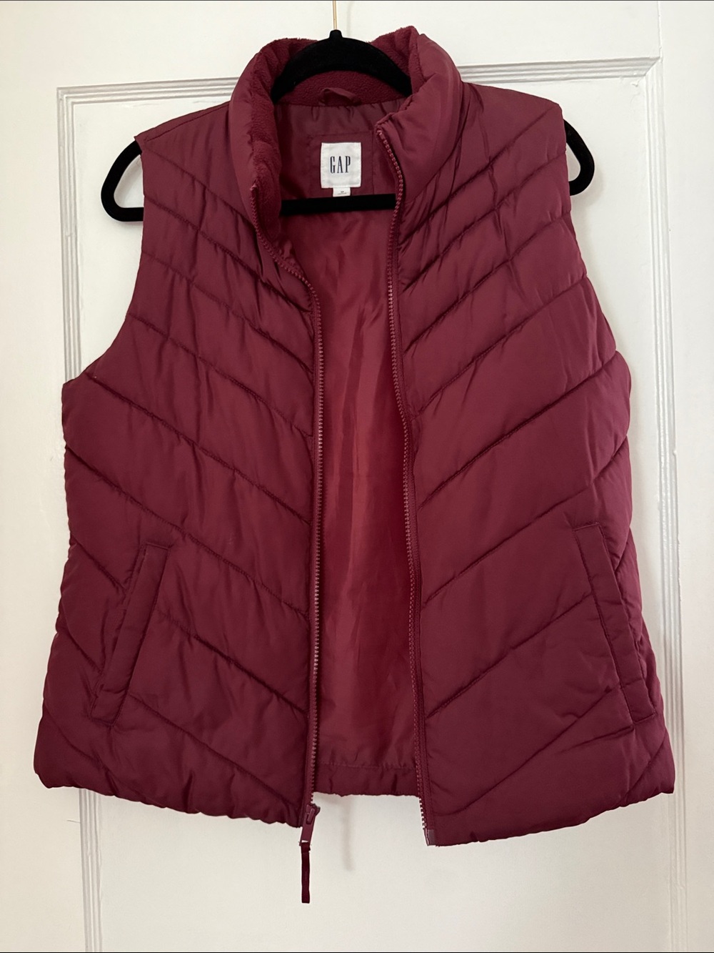 GAP Women's Quilted Puffer Vest - Maroon